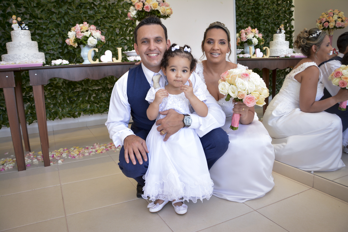 foto com a daminha dos noivos