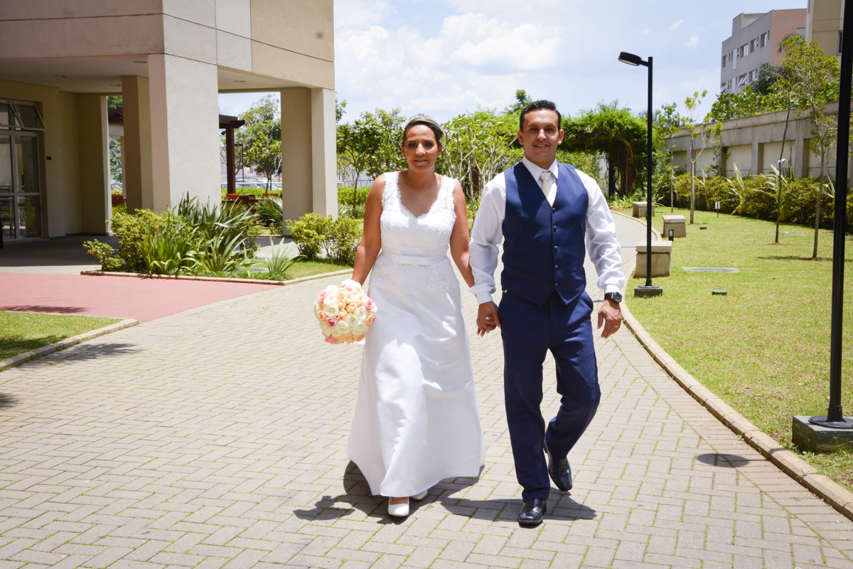 Os noivos vão para a festa