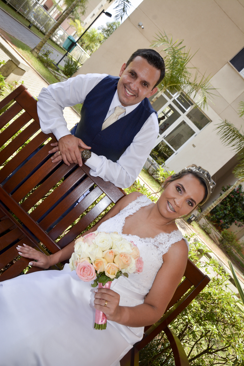 sentados no banco do jardim para fazer foto