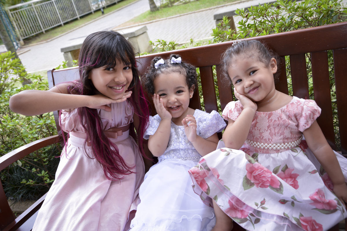as crianças fazem pose de princesa para a foto