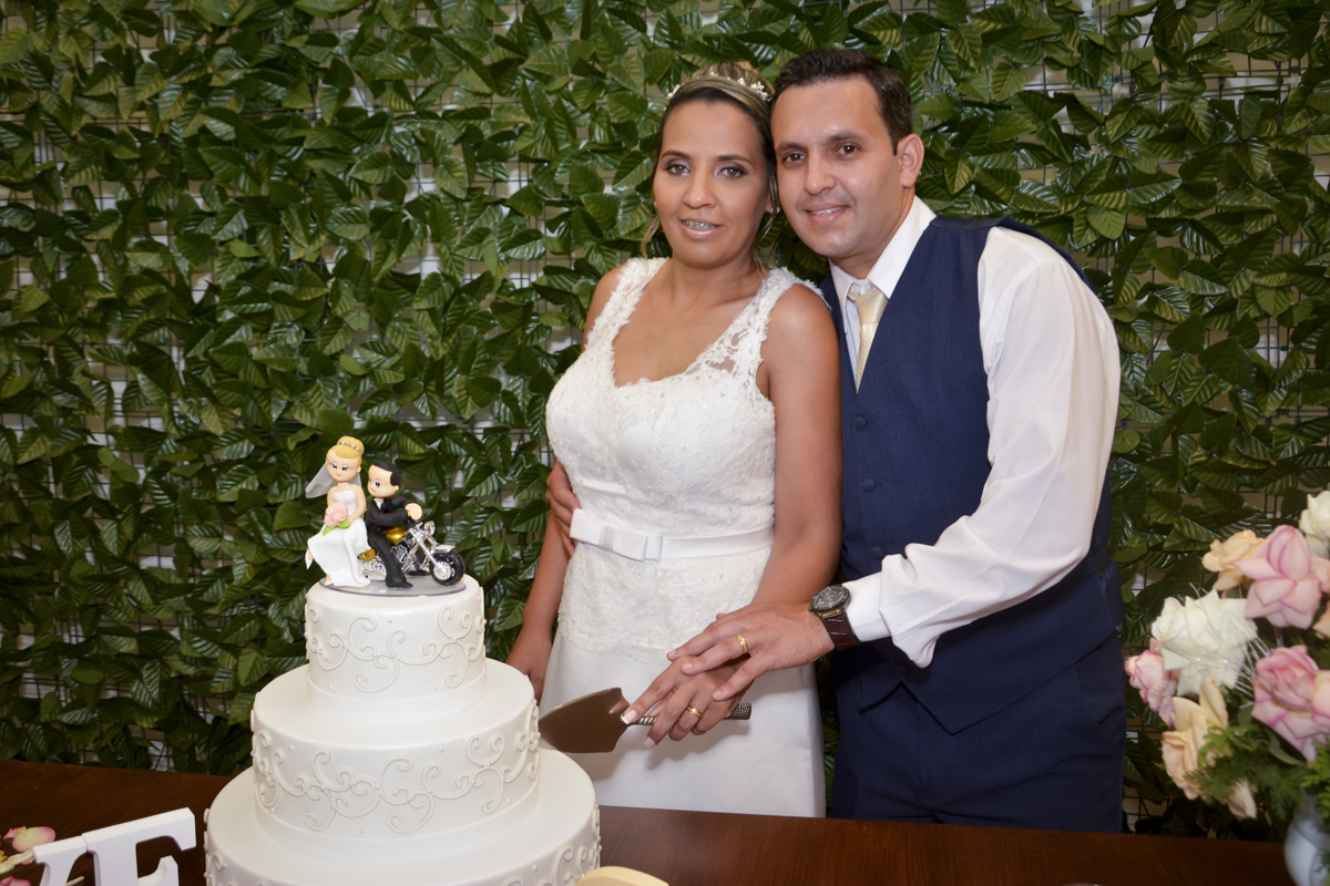 cortando o bolo da noiva