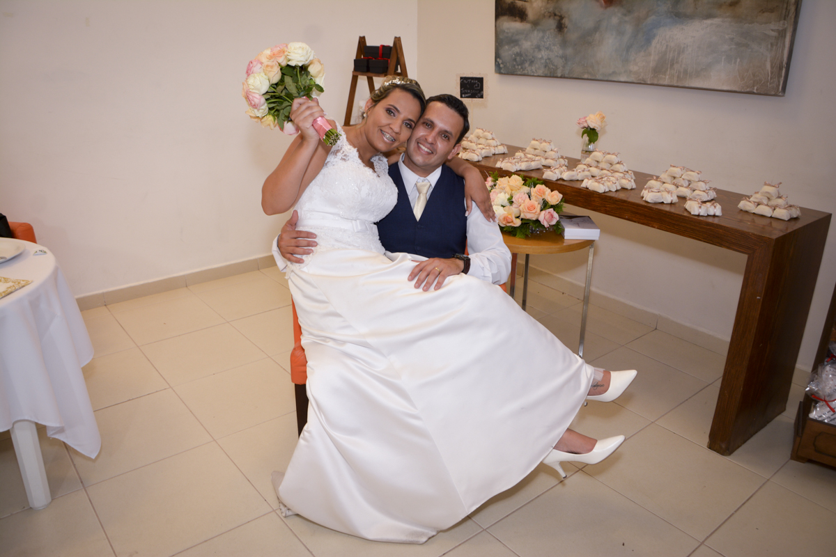 final de festa com os noivos muito felizes