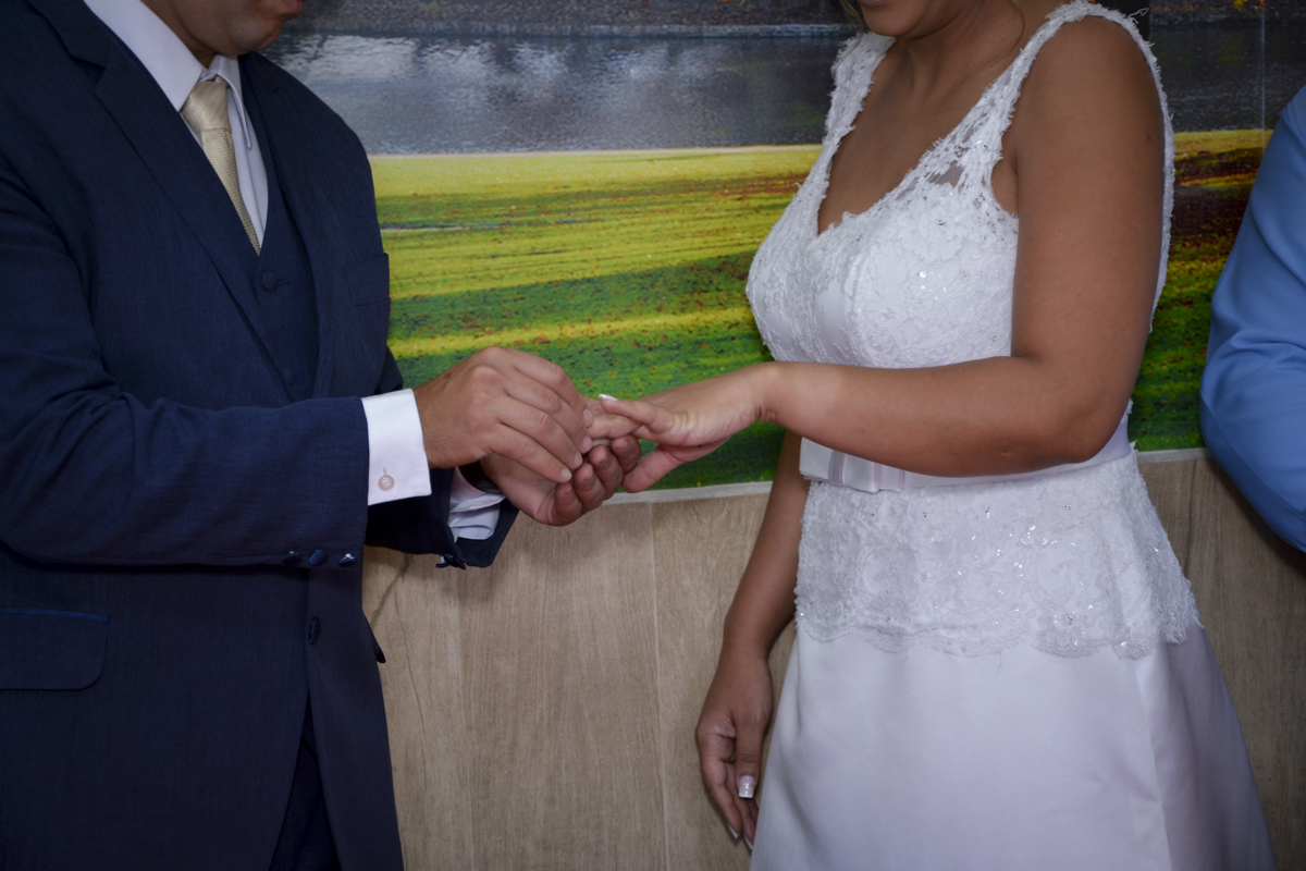 colocando a aliança no dedo da noiva