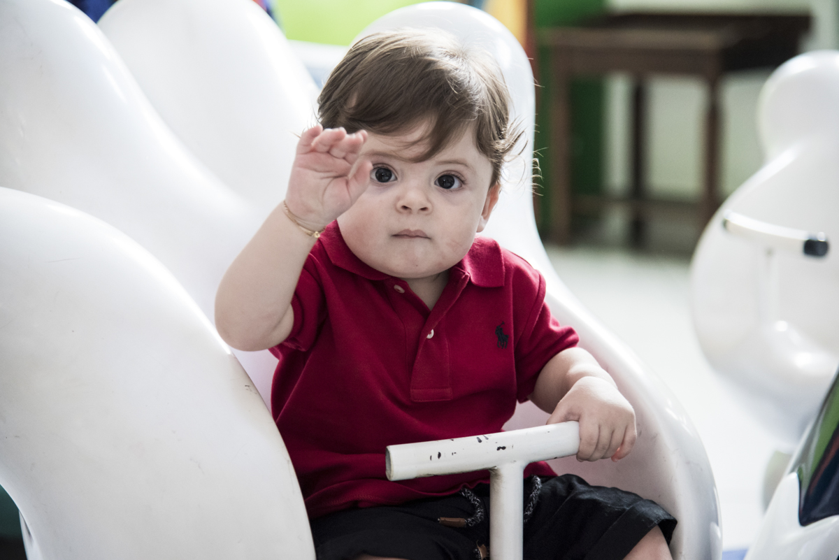 brincando no carrossel mão do mickey