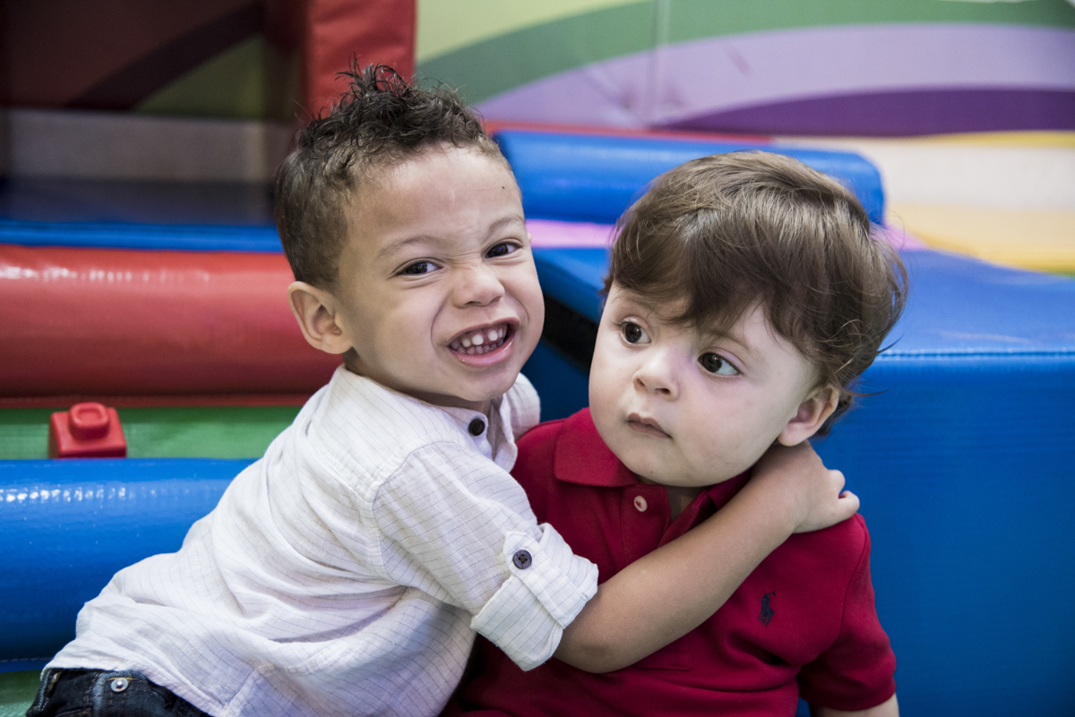 abraço dos amigos na festa do Lorenzo