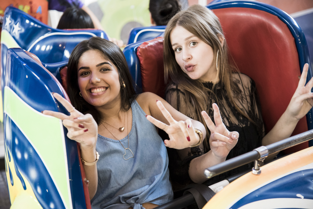 diversão no brinquedo jornada nas estrelas