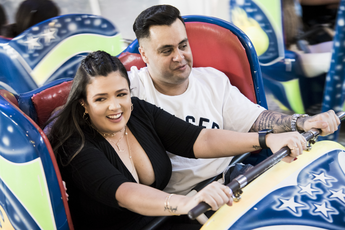 Os pais do aniversariante brincam nos brinquedos do buffet