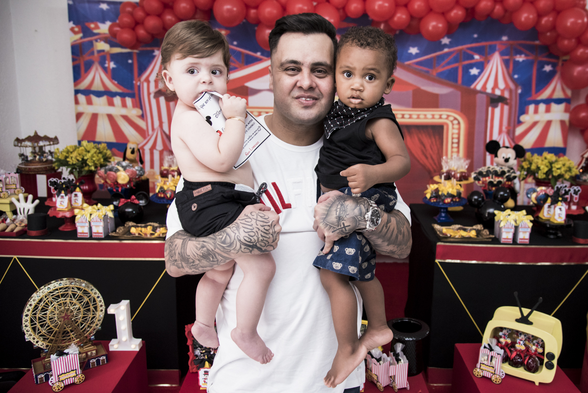 colo do papai junto com o amigo