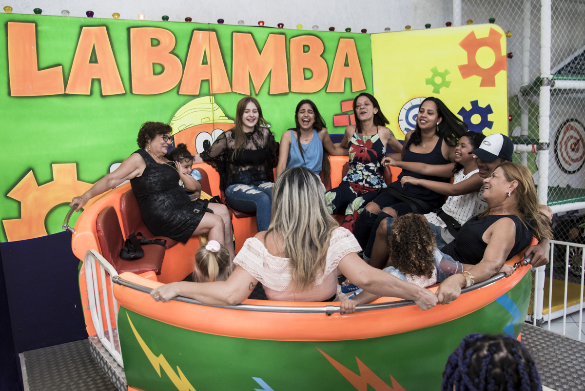 O brinquedo labamba reune os adultos