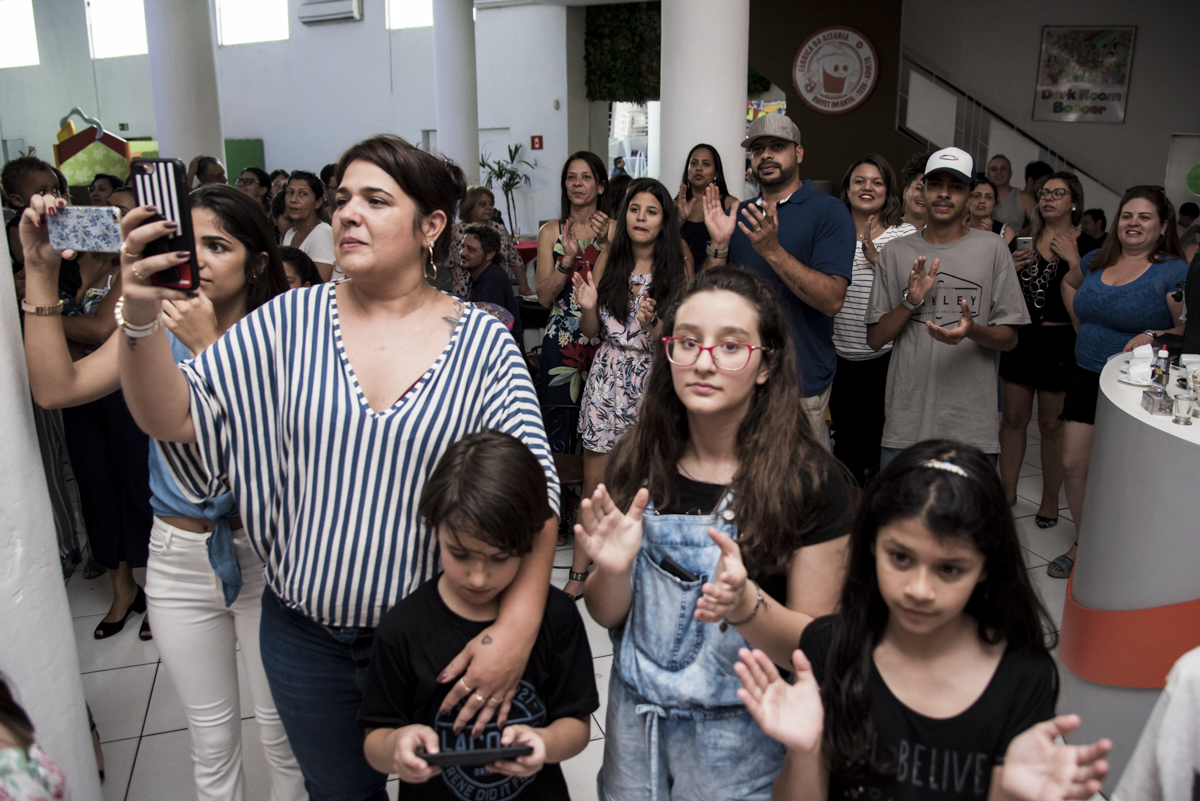 Os convidados também cantam o parabéns