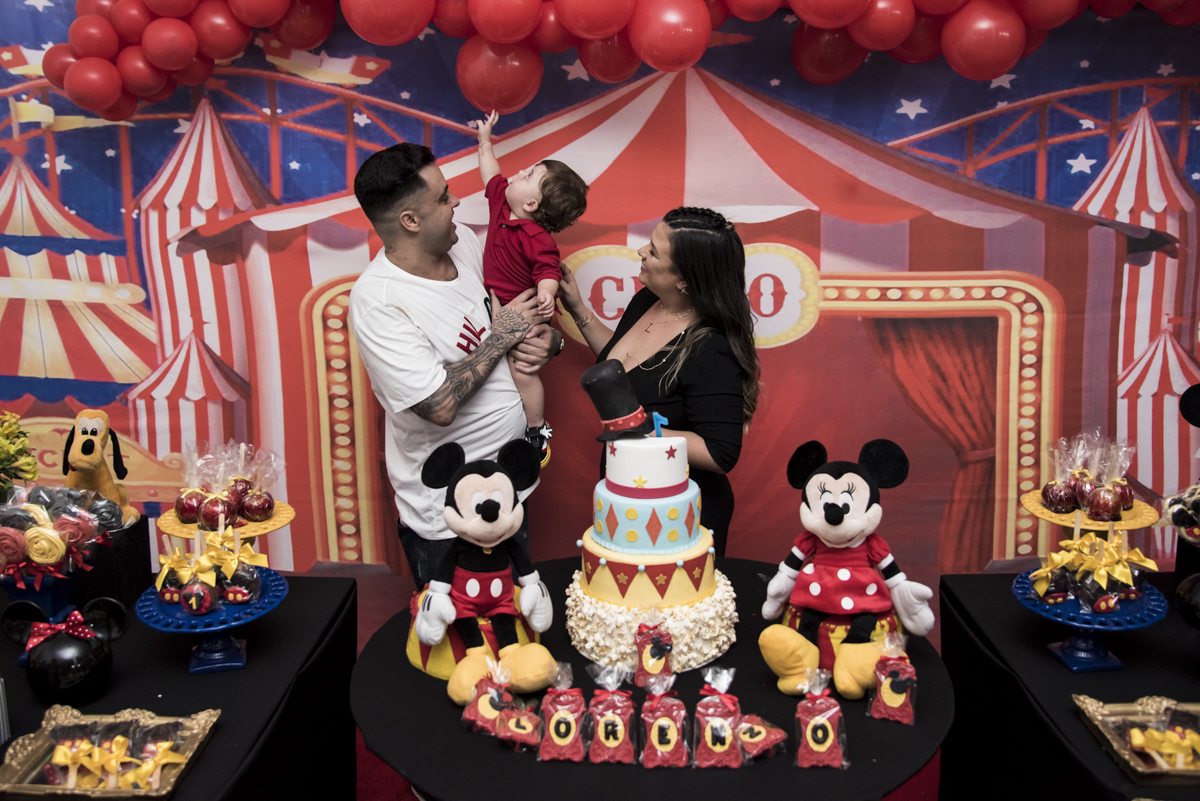 distraindo com o balão de bexigas na hora do parabéns