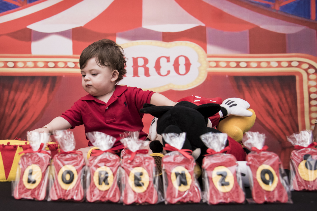 foto do aniversariante na mesa temática