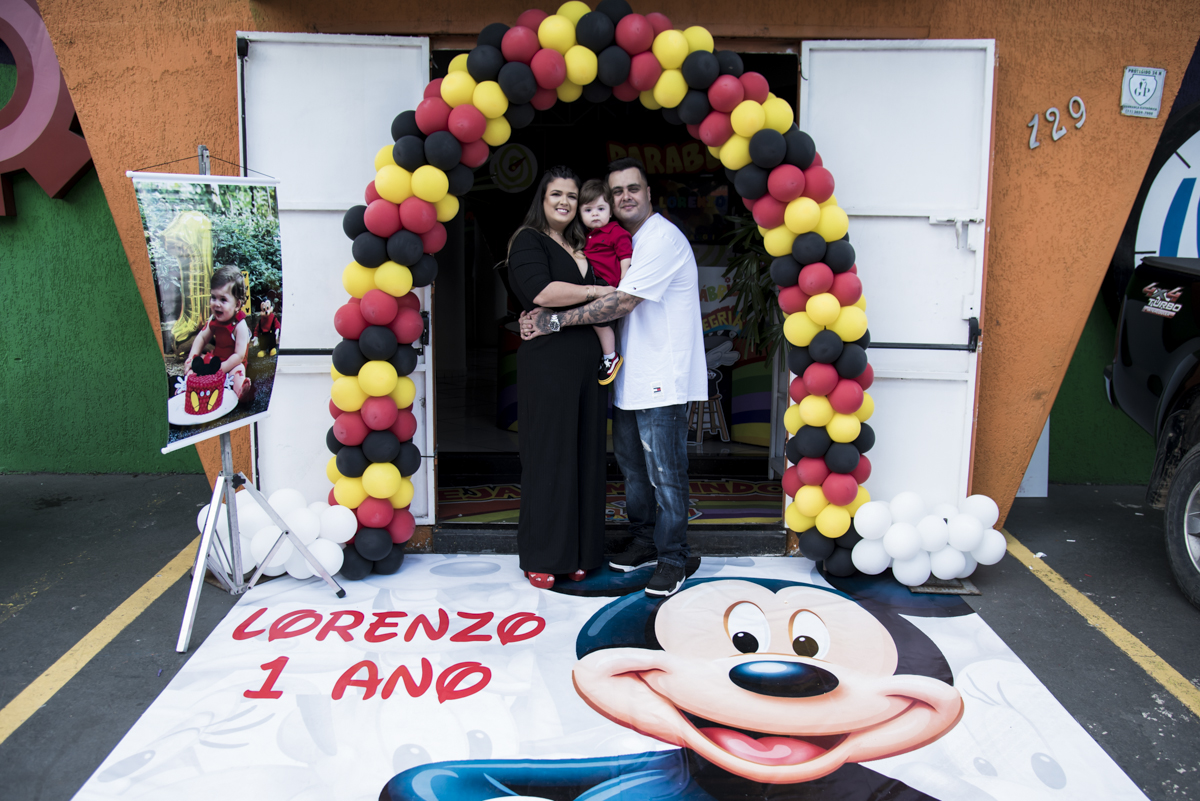 fotografia da família no arco de bexigas