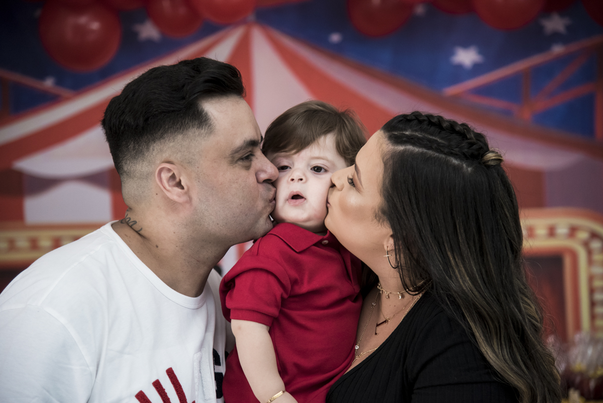 beijo sanduiche no aniversariante