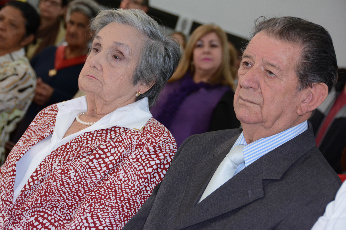 Aguardando cerimônia na Igreja Santa Gema Galgani, Osasco-SP