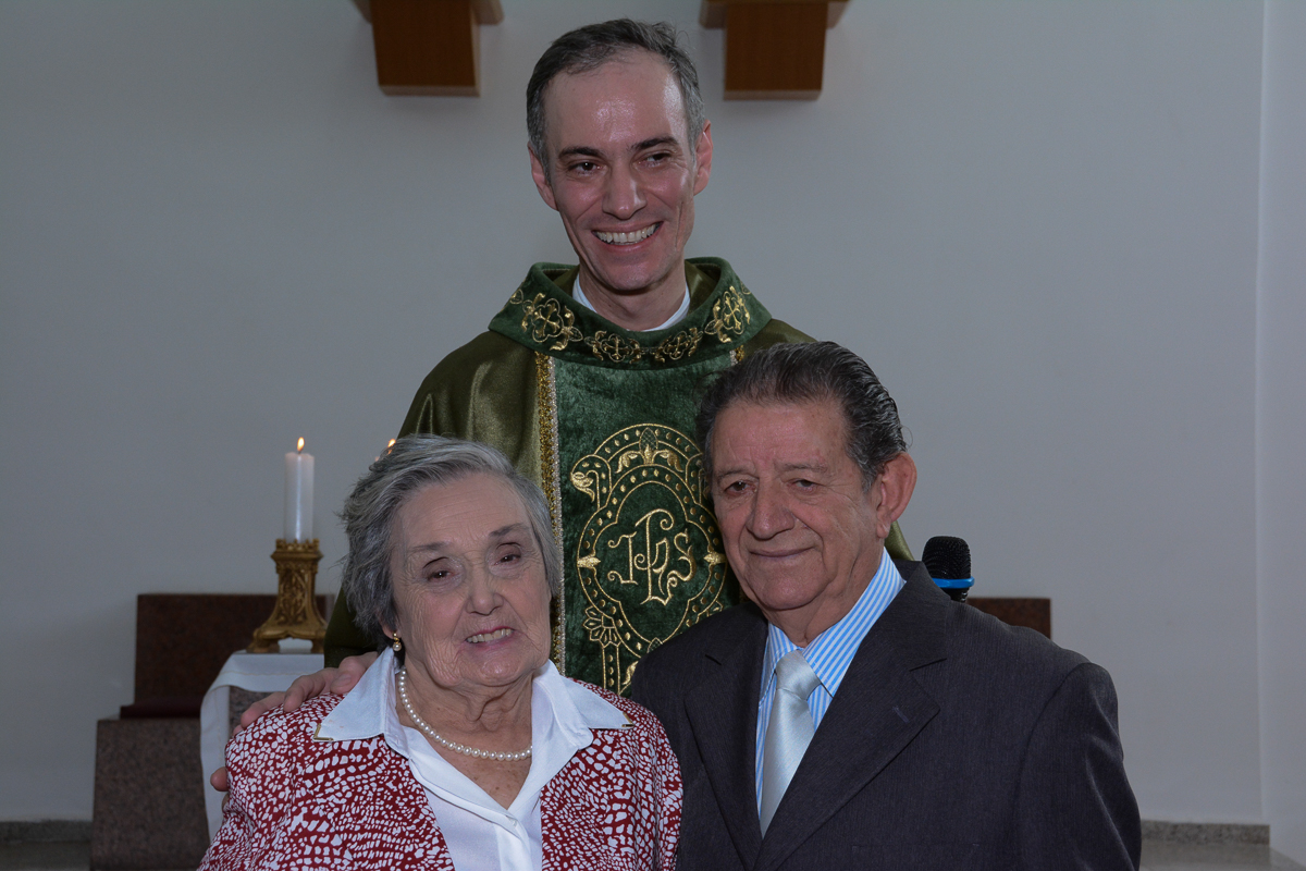 Foto do casal com o padre na Igreja Santa Gema Galgani, Osasco-SP