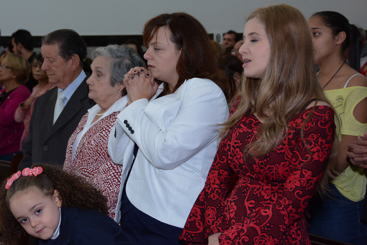 rezando na cerimônia do casal na Igreja Santa Gema Galgani, Osasco-SP