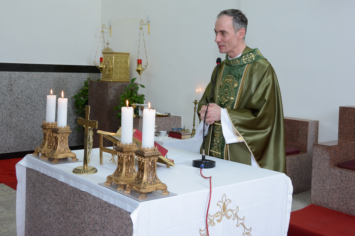 Padre finalizando a cerimônia de bodas de ouro na Igreja Santa Gema Galgani, Osasco-SP