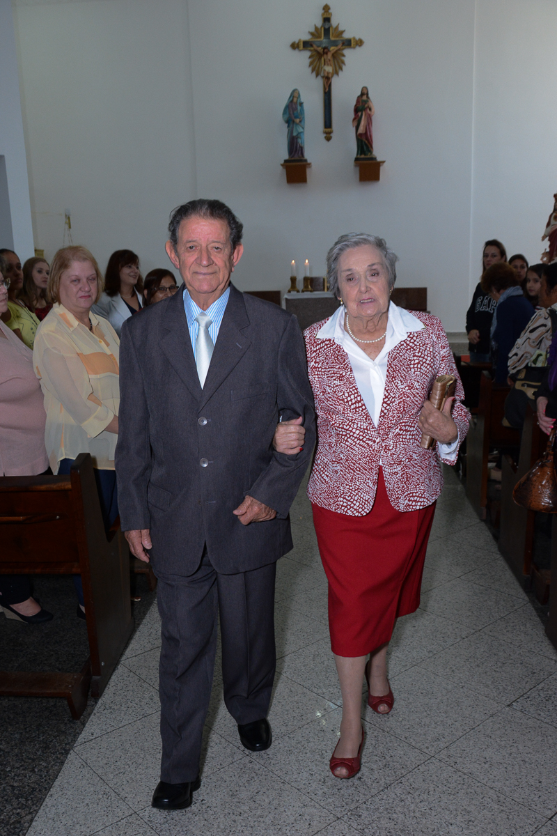 Casal saindo da iIgreja Santa Gema Galgani, Osasco-SP