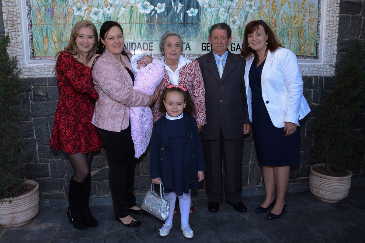 Fotografia da família na frente da Igreja Santa Gema Galgani, Osasco-SP