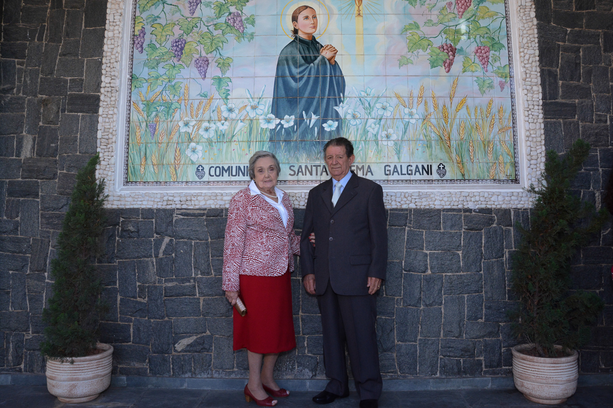 Foto do casal na frente da Igreja Santa Gema Galgani, Osasco-SP