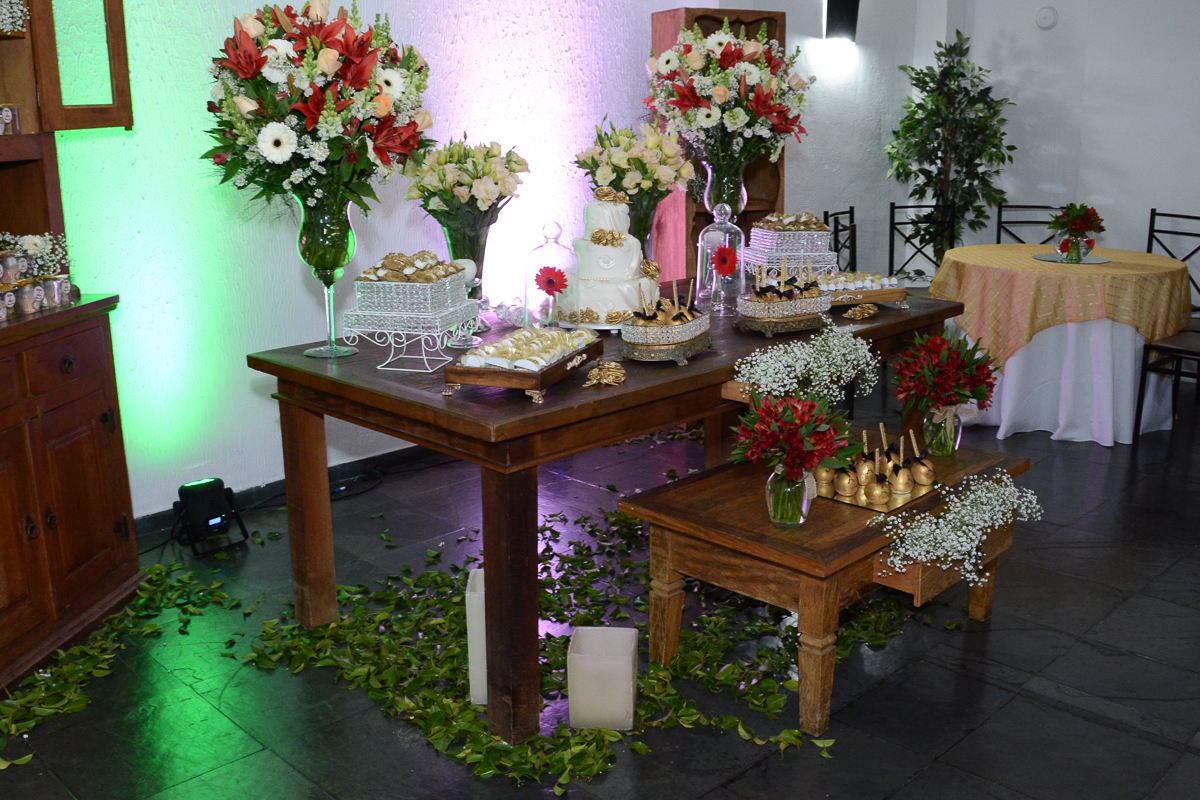 Mesa do bolo da festa de bodas de ouro no Igreja Santa Gema Galgani, Osasco-SP