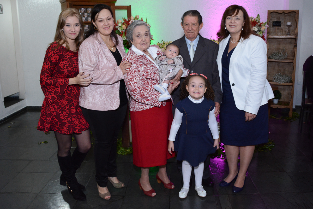 Alzira com a família e o netinho no Buffet Yumi, Osaco- SP