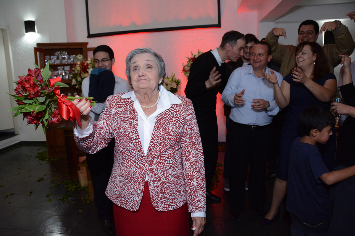 Alzira jogando o buquet da noiva no Buffet Yumi, Osaco- SP