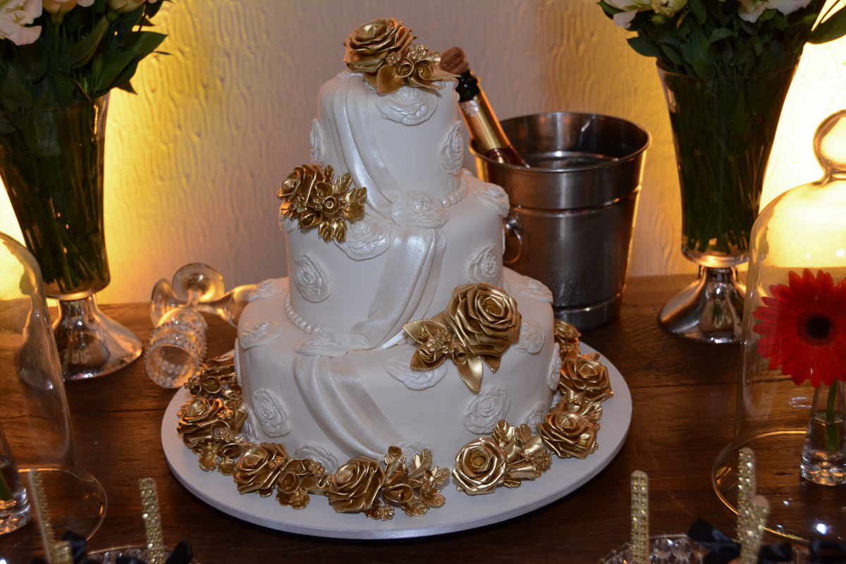 Bolo da bodas de ouro no  Buffet Yumi, Osaco- SP