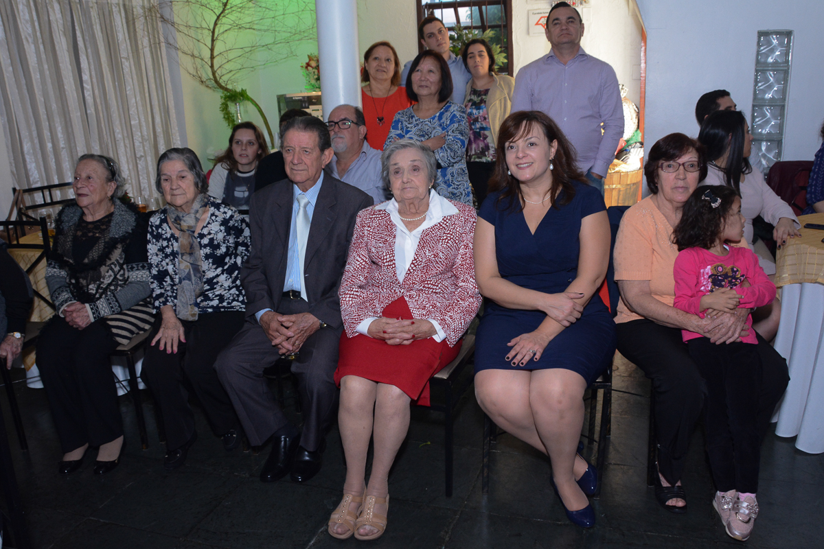 Assistindo a retrospectiva no Buffet Yumi, Osaco- SP