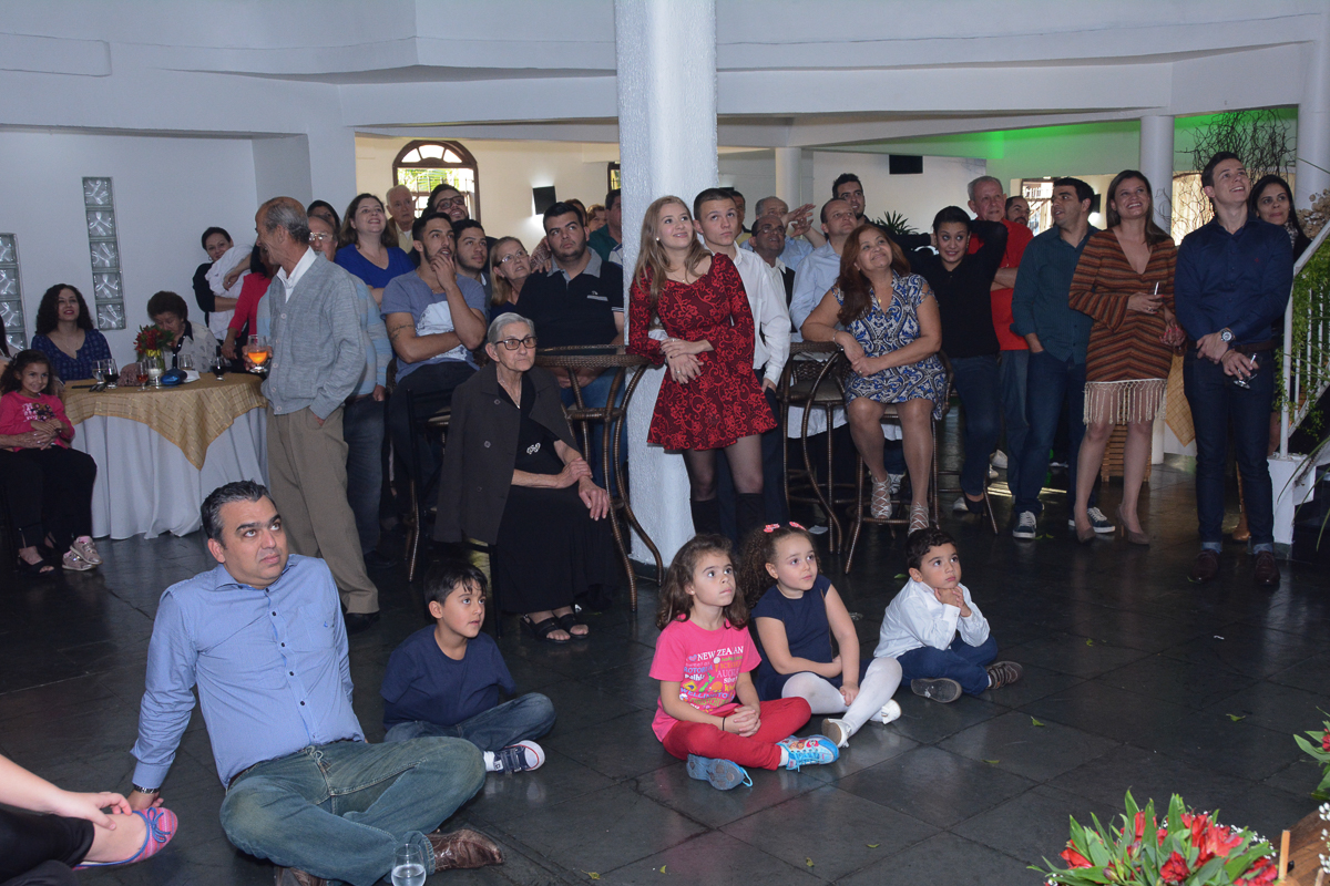 A família e amigos assistindo a retrospectiva no Buffet Yumi, Osaco- SP