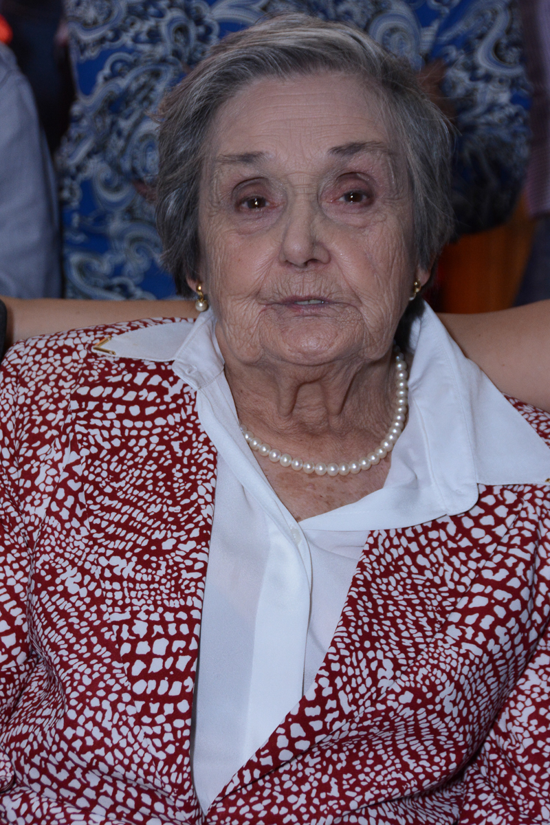 Alzira assistindo a retrospectiva no Buffet Yumi, Osaco- SP