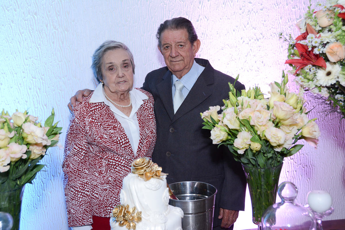 O casal na mesa do bolo no Buffet Yumi, Osaco- SP
