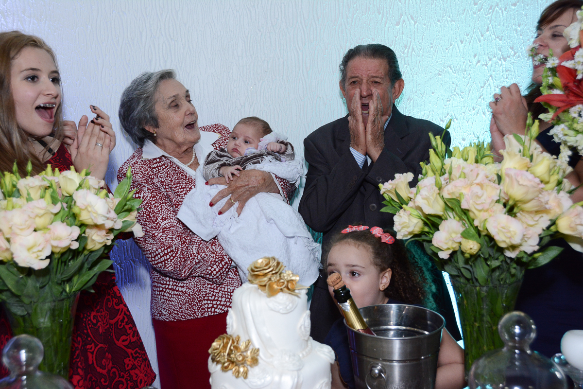 A família na mesa do bolo no Buffet Yumi, Osaco- SP