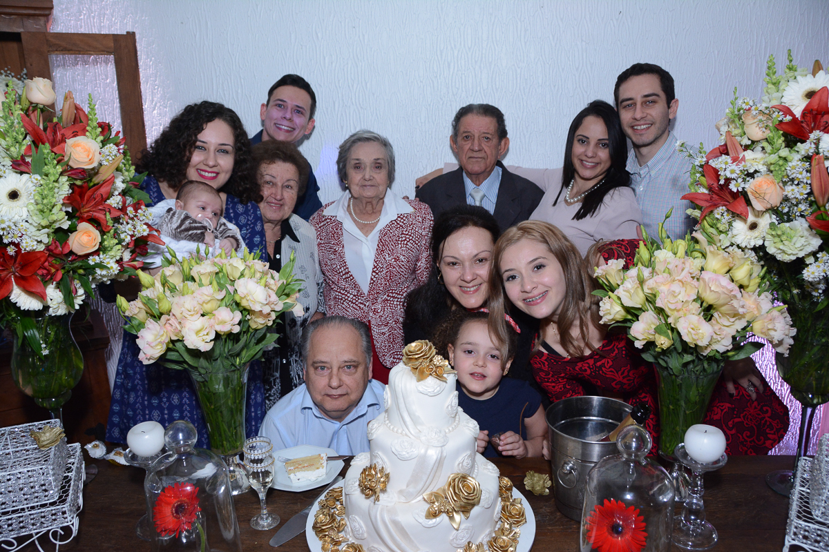 Fotografia da família em frente a mesa do bolo no Buffet Yumi, Osaco- SP