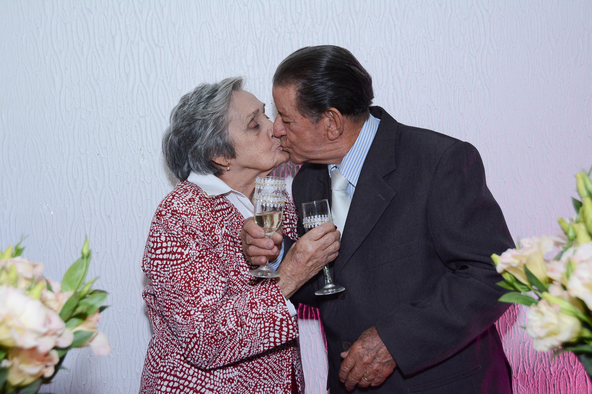 Brinde e beijo do casal no Buffet Yumi, Osaco- SP