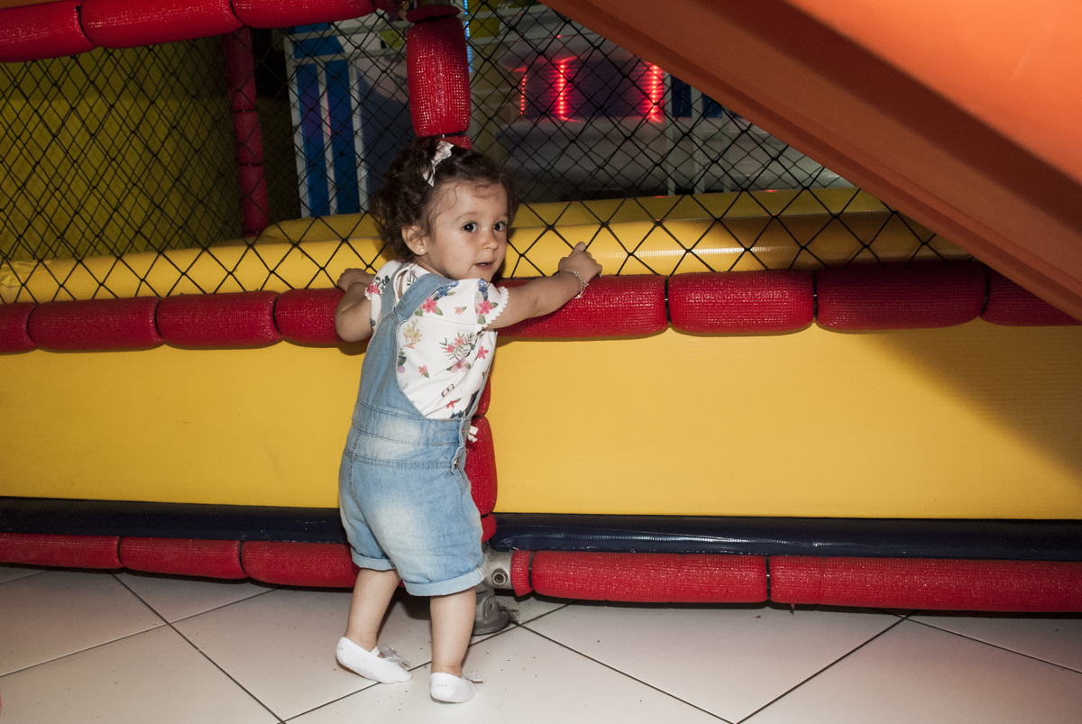 curtindo os brinquedos da área baby