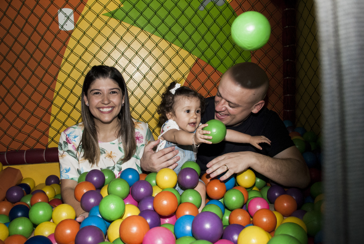 Os pais também brincam na piscina de bolinhas
