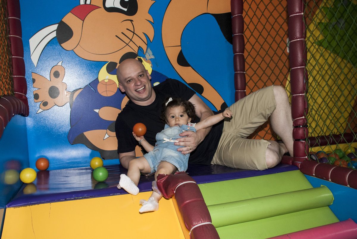 brincando feliz com a filha