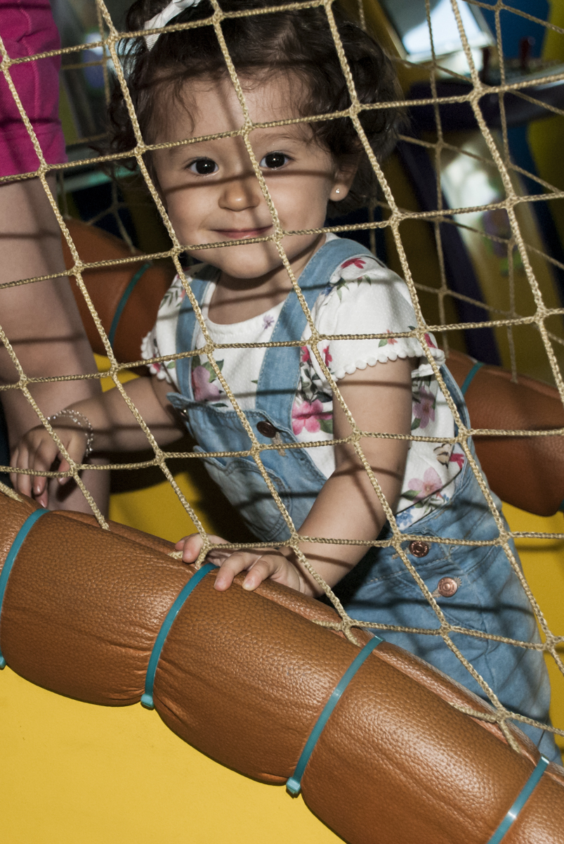 Amanda brinca na área baby