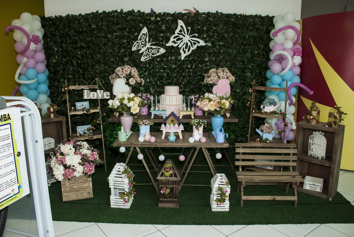 mesa temática da festa jardim encantado