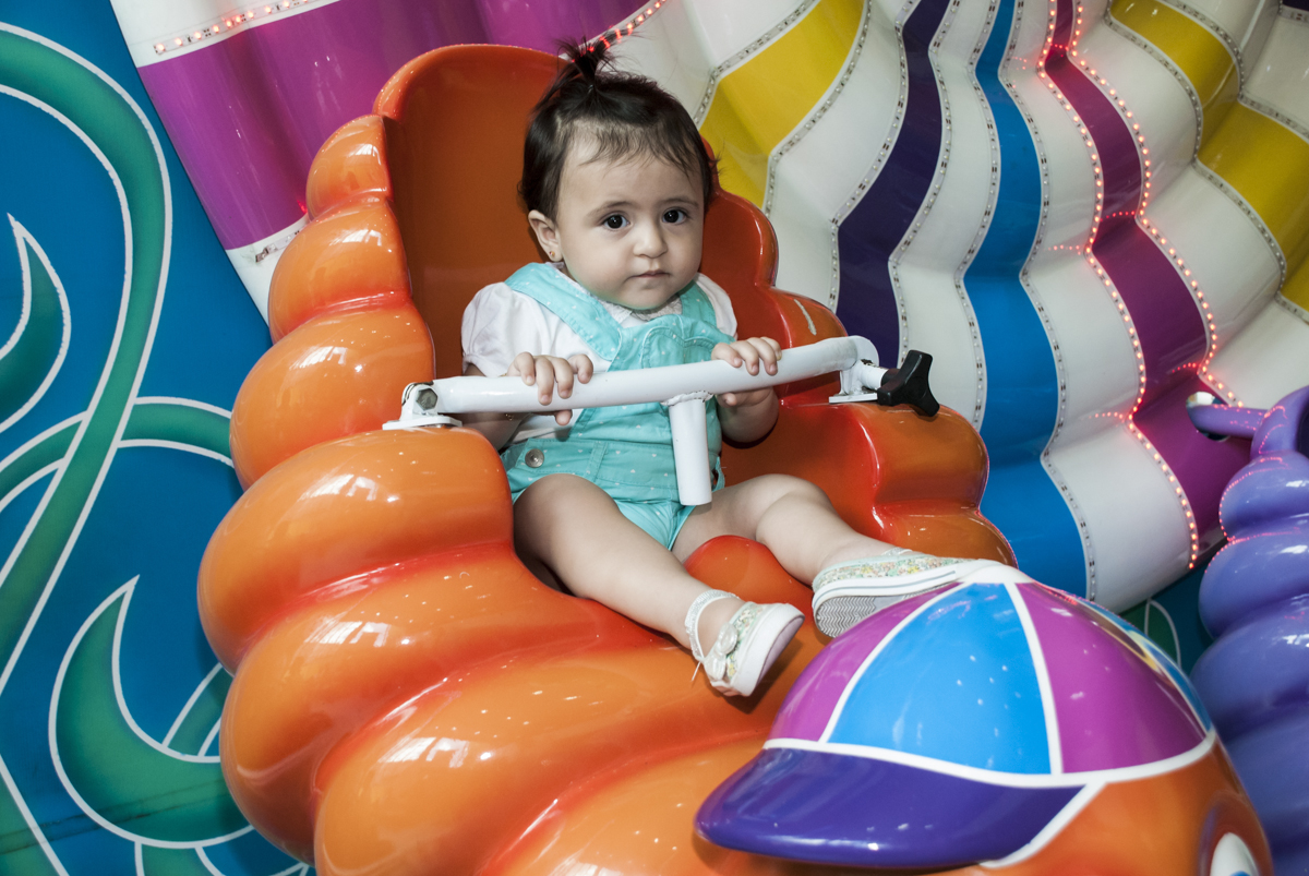 A bebê brinca no gira gira