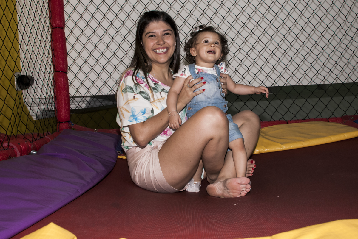 Vamos subir no brinquedão com a mamãe