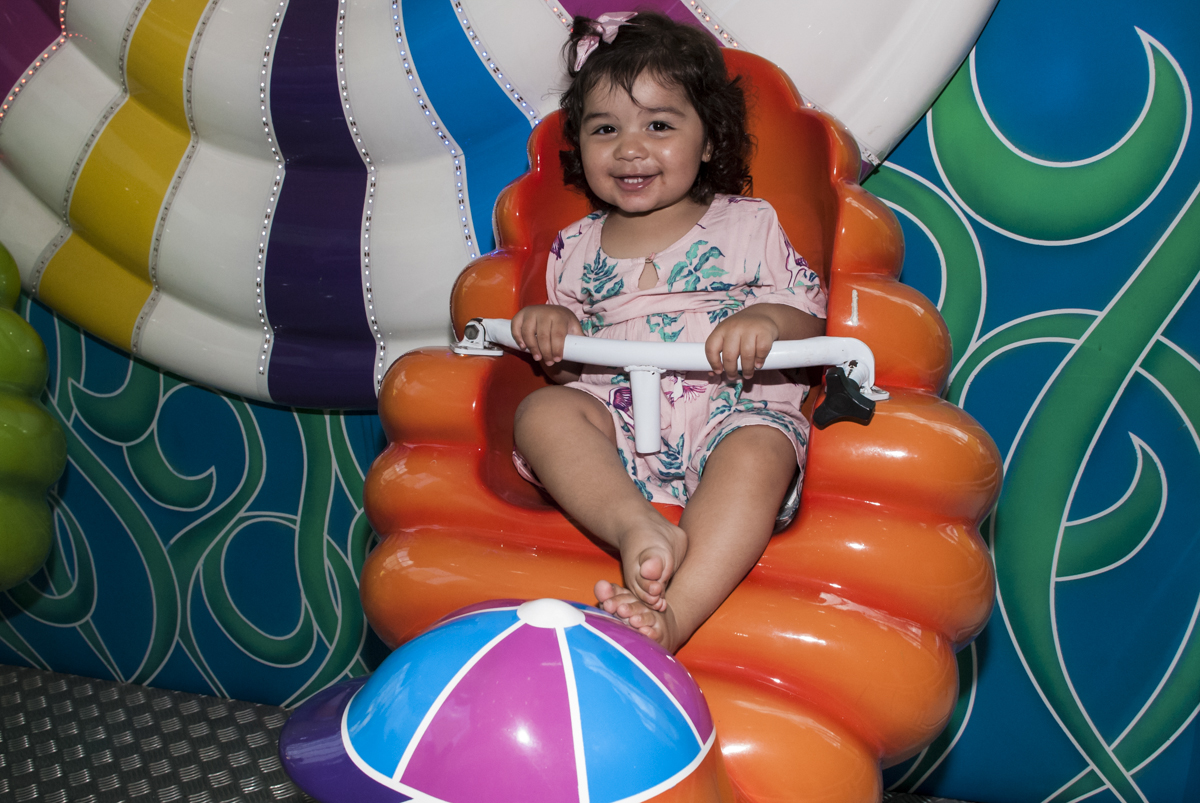 risadas felizes na festa