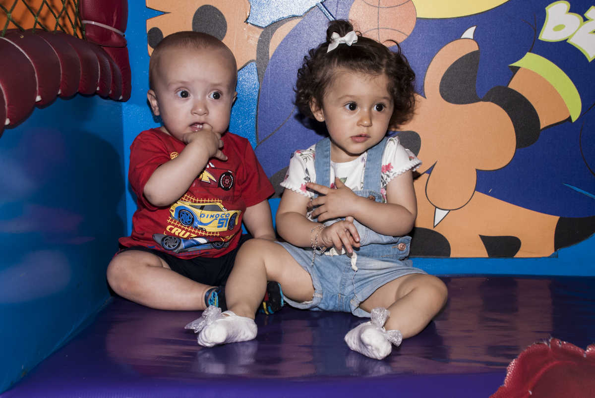 curtindo a festa com o amigo