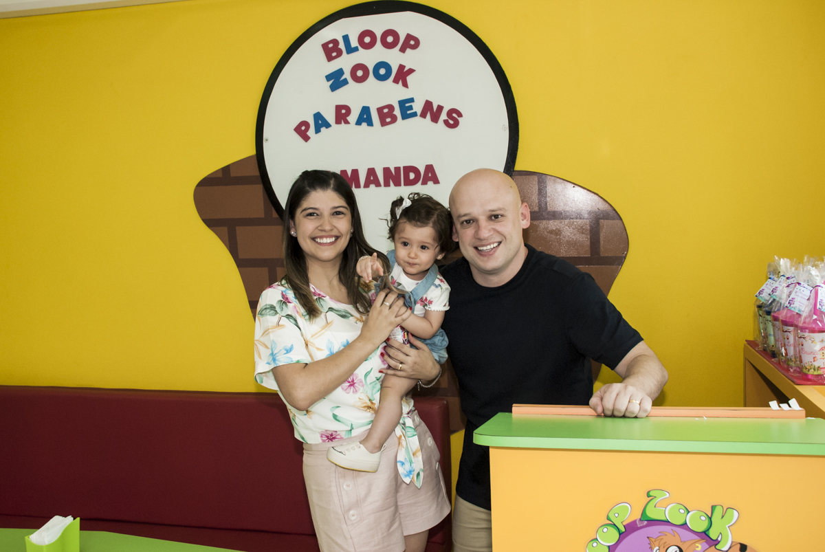 fotografia da família no arco de bexigas do Buffet