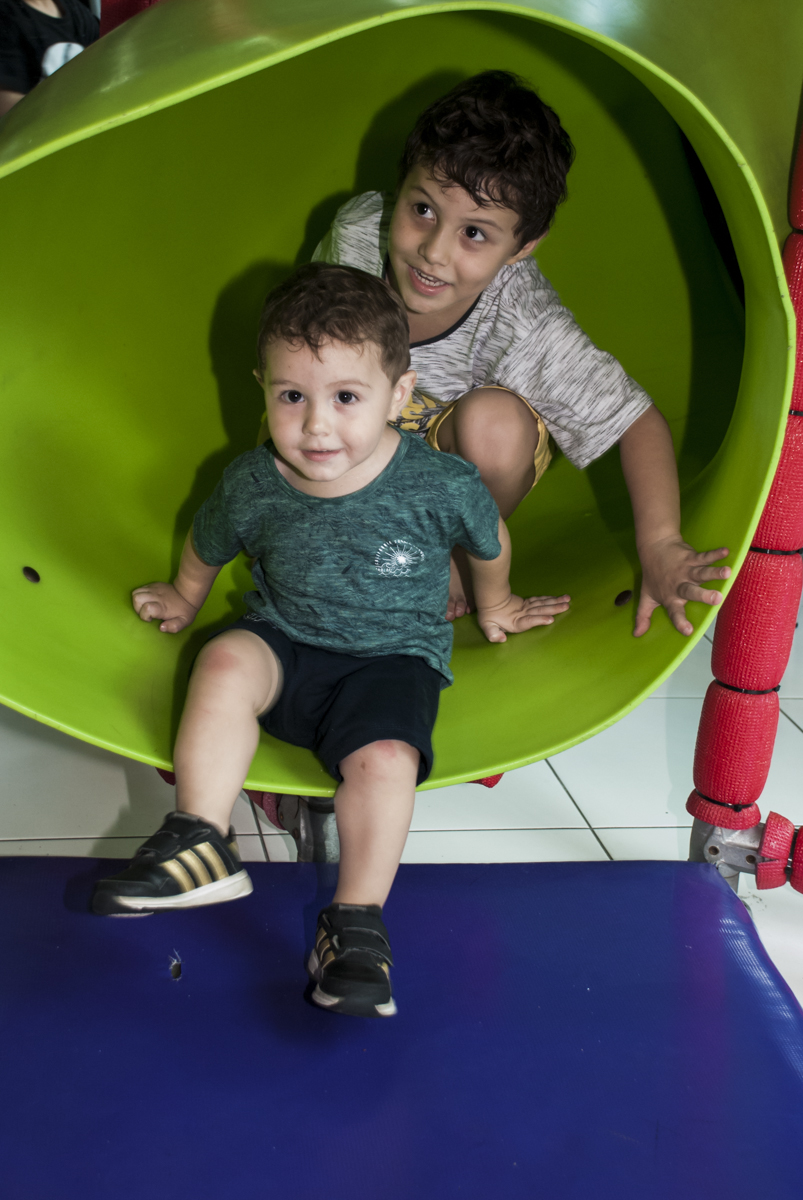 descendo com o amigo no escorregador