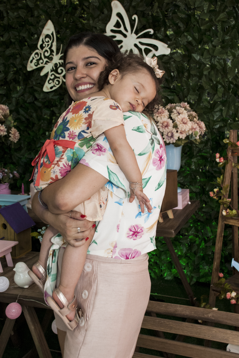 final da festa dormindo no colo da mamãe