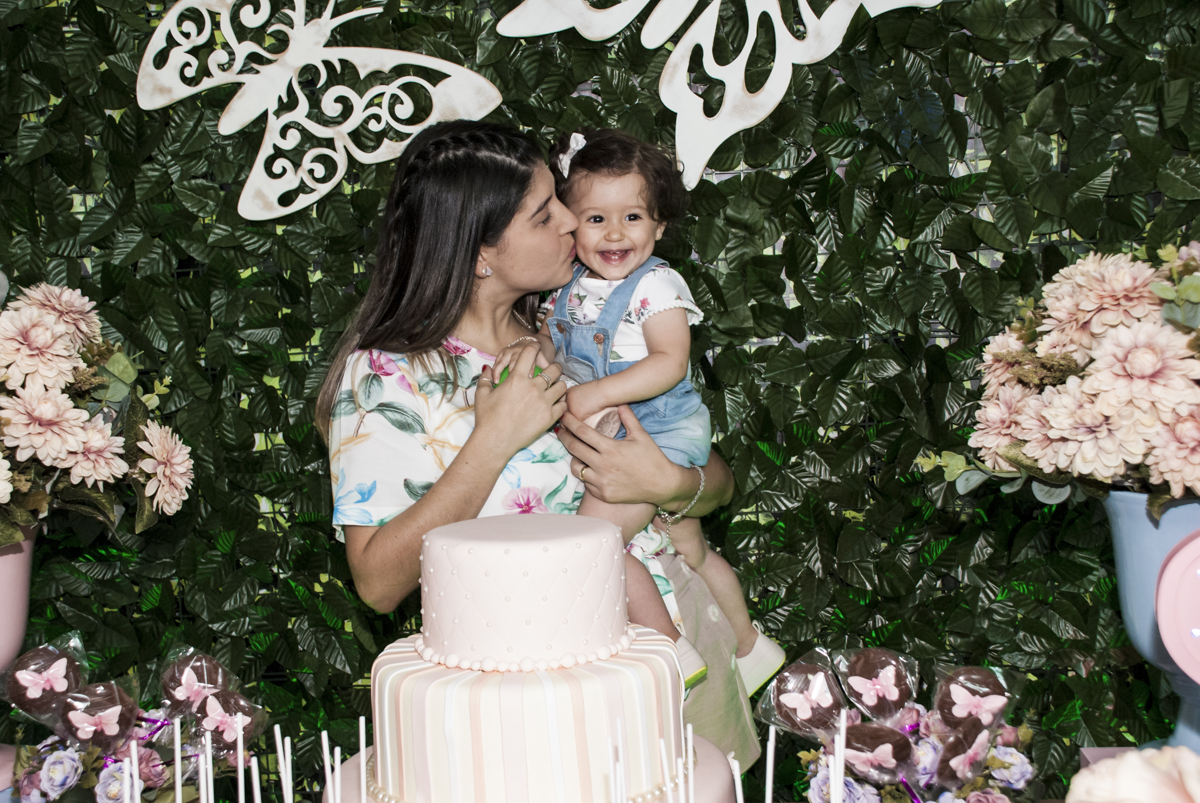 beijo carinhoso da mamãe na aniversariante