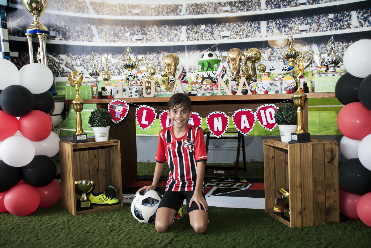 feliz segurando a bola do jogo